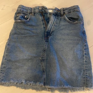 Jeanskjol Gina tricot - Jeanskjol från Gina tricot, köpt för många år sedan men knappt använd