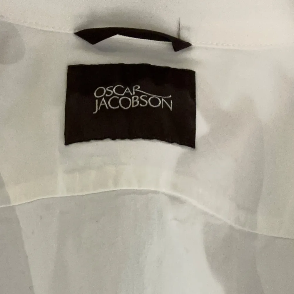 Säljer en stilren vit overshirt från Oscar Jacobson. Den har en klassisk design med knappar framtill och två fickor. Perfekt för både formella och avslappnade tillfällen. Overshirten är i mycket bra skick och passar perfekt till alla årstider.Tveka inte på att höra av dig vid ytterligare frågor samt fler/bättre bilder!☺️ . Jackor.