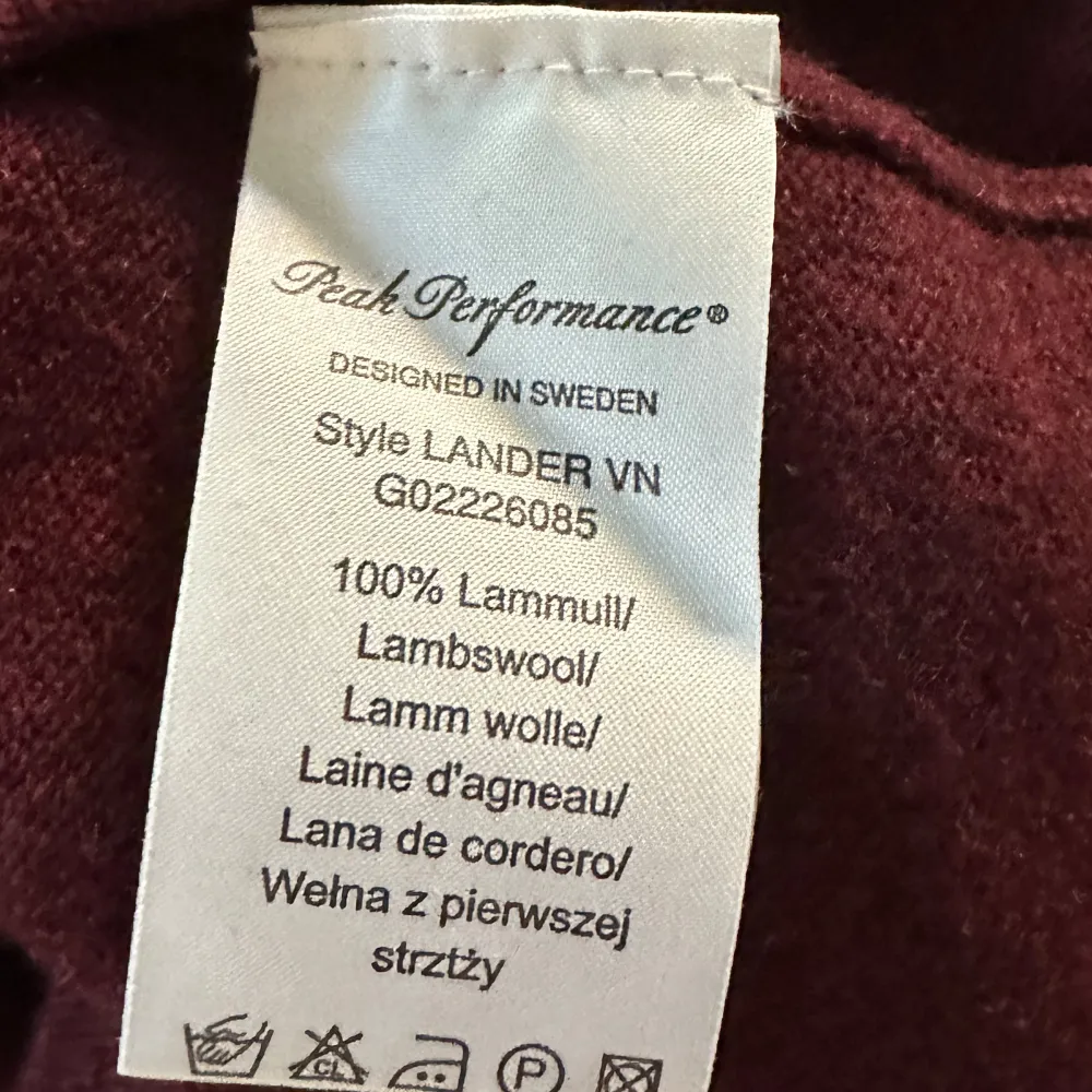 Säljer en snygg vinröd tröja från Peak Performance i 100% lammull. Den har en stilren v-ringning och är perfekt för både höst och vinter. Tröjan är i mycket bra skick och passar perfekt för en casual look eller lite mer uppklädda tillfällen. Supermysig och varm!. Tröjor & Koftor.