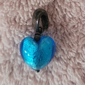 Hängsmycke - Så sött hjärta att hänga på halsband. Fästet behöver en liten puts. 