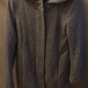 Grå kappa - Säljer en stilren grå kappa. Perfekt för höst och mellansäsong. Den har härlig huva. 