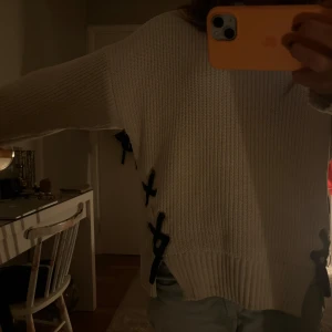 Snygg tröja med knytning  - Vit stickad tröja med coola svarta snörningsdetaljer på sidorna från Zaras barna avdelning i storlek 164 men sitter bra på mig som har storlek xs och s