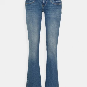 Blå bootcut jeans - Säljer nu dessa populära ltb jeans i modellen valerie❣️Säljer då de tyvärr är för korta för mig, mycket bra skick