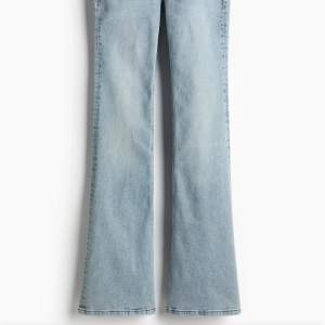 Säljer dessa snygga slutsålda jeans från H&M i strl 38. Helt nya med lappar på, aldrig provade. Säljer då de inte passar på mig. Ganska små i storleken men skulle säga att det kan passa allt från en större 34 till en mindre 38! Skriv för fler bilder eller frågor, tryck gärna på köp nu!💕