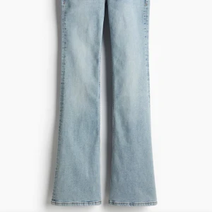 H&m low flared jeans - Säljer dessa snygga slutsålda jeans från H&M i strl 38. Helt nya med lappar på, aldrig provade. Säljer då de inte passar på mig. Ganska små i storleken men skulle säga att det kan passa allt från en större 34 till en mindre 38! Skriv för fler bilder eller frågor, tryck gärna på köp nu!💕