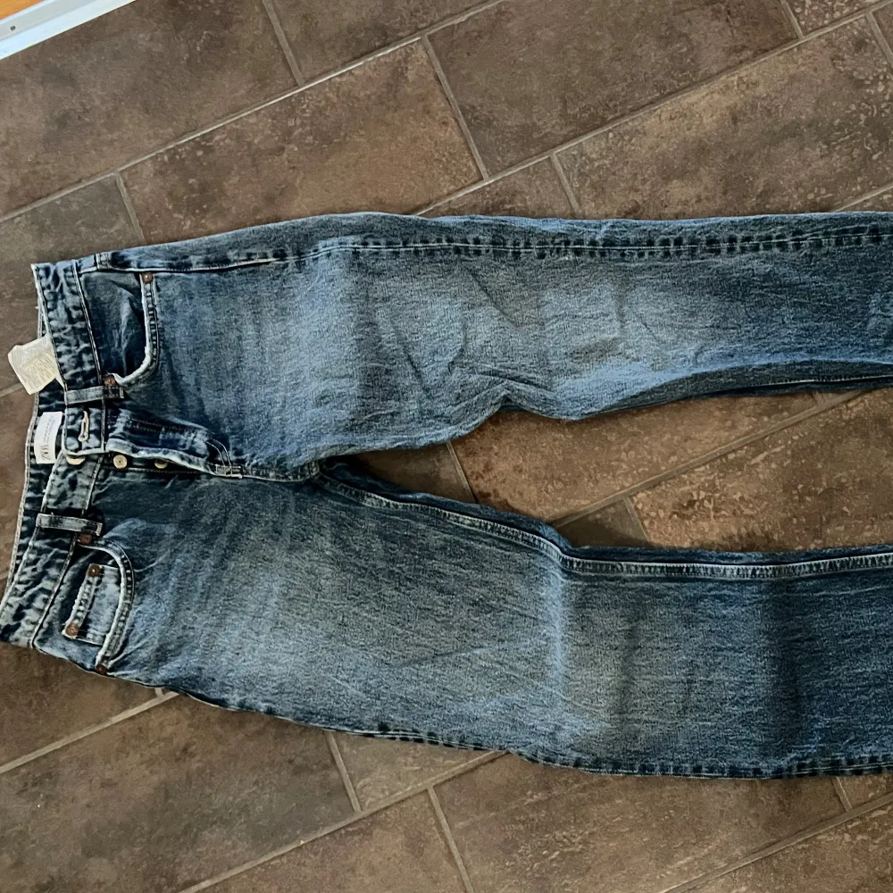 Säljer ett par klassiska blå jeans i bra skick. De har en mellan midja och knappar framtill. Perfekta för vardagsbruk och passar till det mesta. Sköna och stilrena! Säljer pga för små i midjan för mig . Jeans & Byxor.