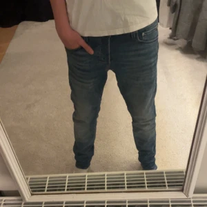 Jack & Jones jeans - Slim-fit jeans från jack & jones, riktigt feta jeans som har varit mina favorit jeans ett tag. Jag köpte de 2 månader sedan och har inte haft nå problem med de. W29 L30