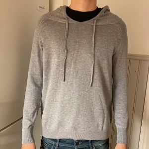 Merinoull hoodie  - Säljer en stilren grå  merinoull hoodie.  Den har en normal passform  och en praktisk huva med dragsko. Perfekt för både höst och vår. Skön och enkel att matcha med jeans
