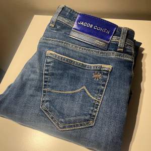 Säljer otroligt snygga Jacob Cohen jeans i väldigt bra skick. Limited edition endast 220 par gjorda . Modell Nick slim. Hör av er vid frågor tar inga byten!💥