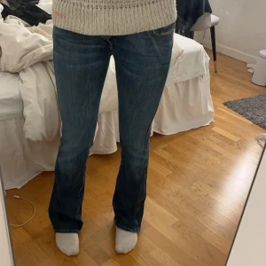 Blå bootcut jeans - Säljer ett par snygga blå bootcut jeans i bra skick. Dem är från Diesel. Lågmidjade och passar till allt från sneakers till klackar. Säljer på grund av att dem är försmå i midjan. Midjemått 35cm tvärsöver, inneben 80cm och gren 19cm❤️ skriv för fler bilder eller om du har några funderingar ❣️