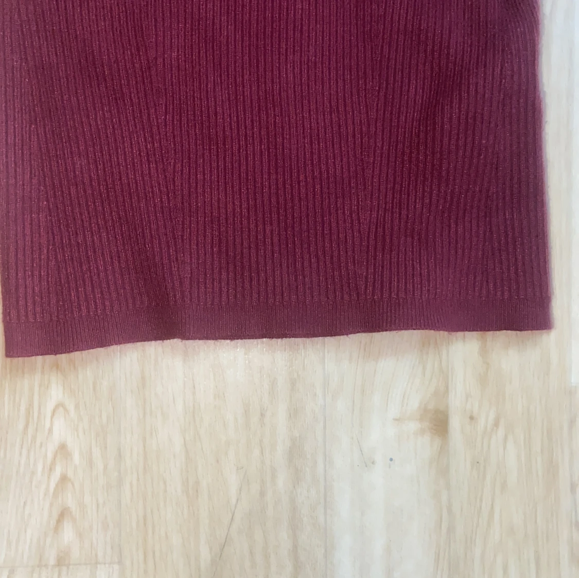 Vinröd ribbad polotröja - 91