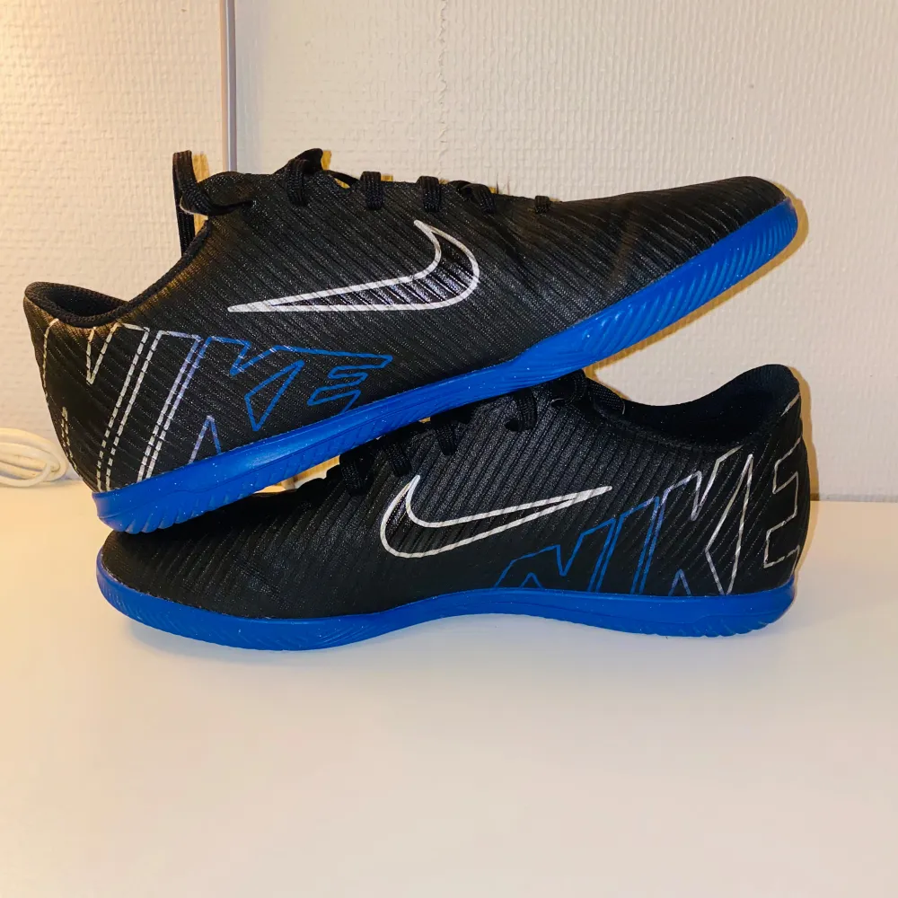 Säljer ett par Nike mercurial futsalskor i nästan nyskick. Skriv för att diskutera pris eller mer bilder.. Skor.