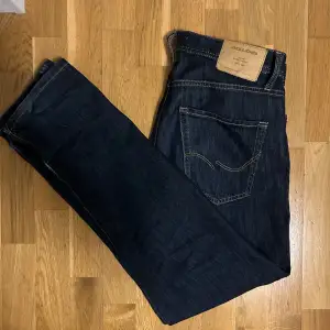 Storlek 29/32 fint skick mörkblå jeans från Jack & Jones