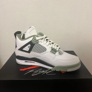 Air Jordan 4 seafoam  - Nypris 5299, Air Jordan 4 seafoam, oanvända äkta skor!