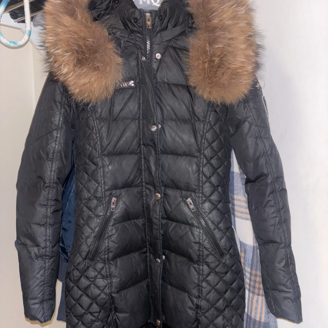 Svart dunjacka med pälsdetaljer - 90