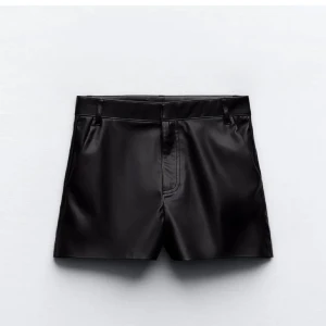 Svarta skinnshorts från Zara - Säljer dessa super snygga slutsålda lädershorts från zara då de tyvärr är lite för stora i midjan för mig. Shortsen är i storlek XS men skulle säga att de mer passar en S. De är endast använda 2 gånger och är därför i jätte bra skick, det finns inget tecken på användning eller slitage. Pris kan diskuteras 
