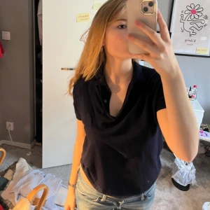 Mörkblå T-shirt  - Säljer en sjukt snygg T-shirt som bara används 1 gång!! Den passar till allt🥰