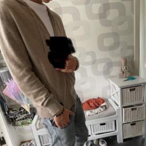 Säljer en supermjuk beige hoodie från Soft Goat i kashmir. Perfekt för kyliga dagar med dragkedja och huva. Den har långa ärmar och ribbade muddar för extra komfort. Passar både till vardags och mysiga hemmakvällar. 🧥✨