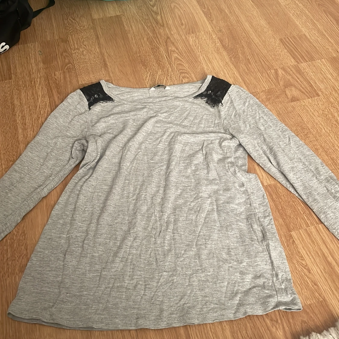 Grå långärmad tröja med spetsdetaljer