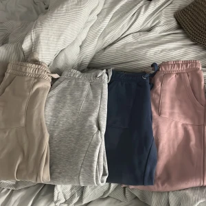Pants - Säljer mina alla par trendiga pants från lager 157 i strl 140. Styck pris 180 kr. Alla för 700 kr 💕❌ ✅ändrat till 500 kr från 14 maj- 20 maj!🤩🤝NYPRIS, styck: 200 kr! 