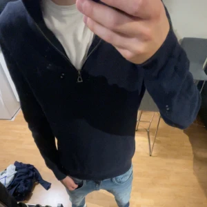 Ralph lauren half zip  - Säljer denna ralph lauren half zip tröja som är i jätte bra skick och knappt använd. Köpt för 2200kr. Om ni vill diskutera pris så är det bara att skriva!