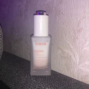 Soothing Serum från CAIA - Säljer ett Soothing Serum från CAIA, perfekt för torr och känslig hud. Innehåller hyaluronsyra och fuktgivande ingredienser. Flaskan är stilren och vit med en praktisk pump. Innehåller 30 ml. Perfekt för att lugna och återfukta huden. Används på ren hud innan ansiktskräm. Oanvänd. 