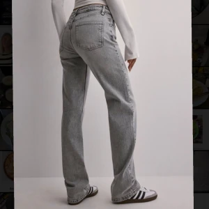 Grå jeans med straight fit - Säljer ett par snygga grå jeans i straight fit. De har en klassisk design och en bekväm passform. Perfekta för både vardag och fest! 🖤 Använd fåtal gånger. Lånad bild