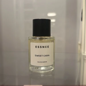 Essnce Sweet Cara Parfym - Säljer min Sweet Cara parfym från Essnce. Använd några gånger, se bild. Inköpt i somras. Skickas i essnce kartong. Toppnoter - Pion, svarta vinbär, kokosgrädde, mandel & pistage Hjärtnoter - Jasmin, Orkidé & Karamell Basnoter - Sandelträ, vanilj, & mysk Doftfamilj - Söt, blommig, vanilj