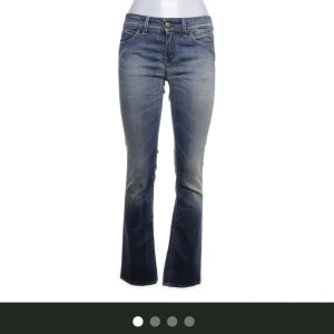 Bootcut jeans - Snygga blå bootcut jeans i bra skick. De har en klassisk femficksdesign och en bekväm passform. Perfekta för både vardag och fest! Strolek 28. Säljer då de är för stora på mig.