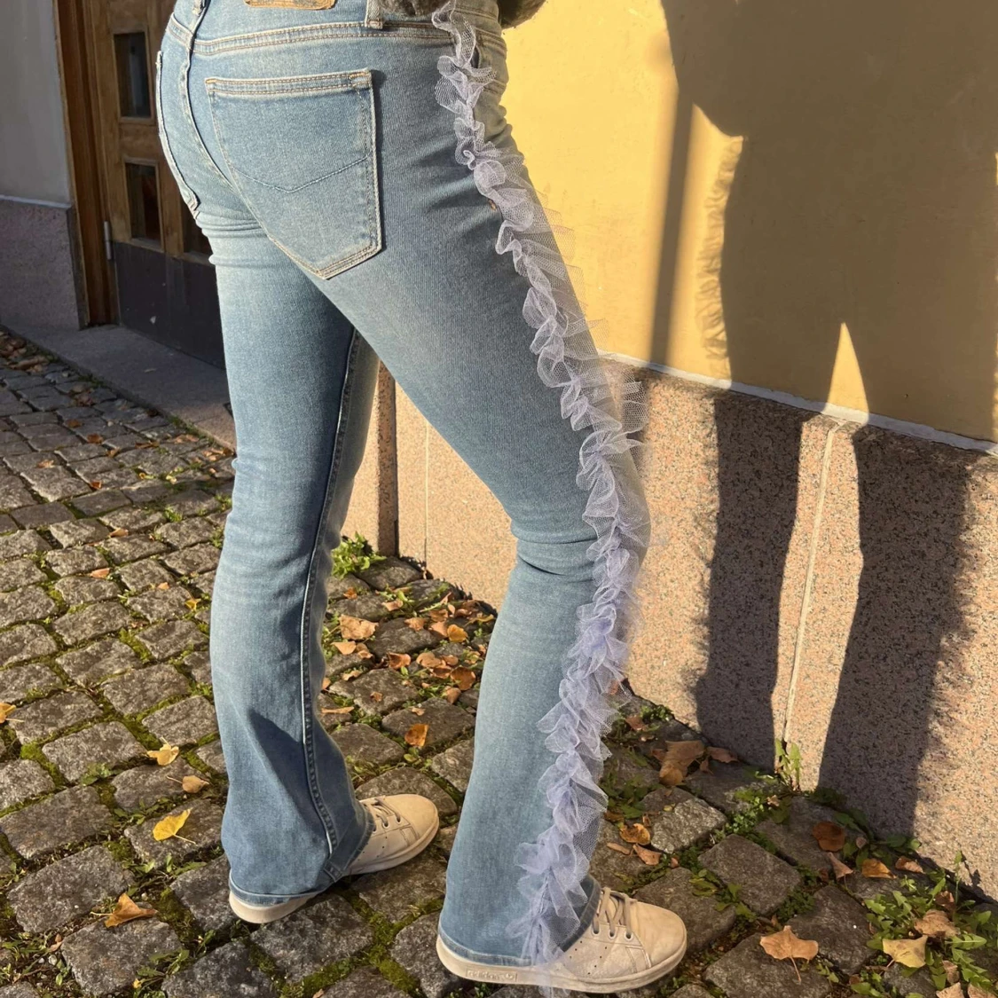 Ljusblå jeans med spetsdetalj från Crocker - 91