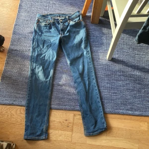 Blå jeans från Levi's - Säljer ett par levi’s 511 i mycket bra skick. Passform är slim och storlek 30:32. Självklart är pris diskuterbart vid snabb affär
