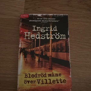 Blodröd måne över Villette - Spännande deckare av Ingrid Hedström där en lärares familj brutalt mördas i Villette. Utredningsdomaren Martine Poirot gräver i mysteriet som sträcker sig över tid och länder. Perfekt för dig som älskar välskrivna kriminalromaner!