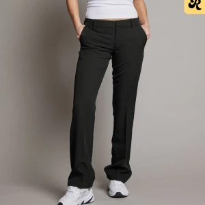 Svarta kostymbyxor - Lågmidjade kostymbyxor som passar någon som är 150-155. 