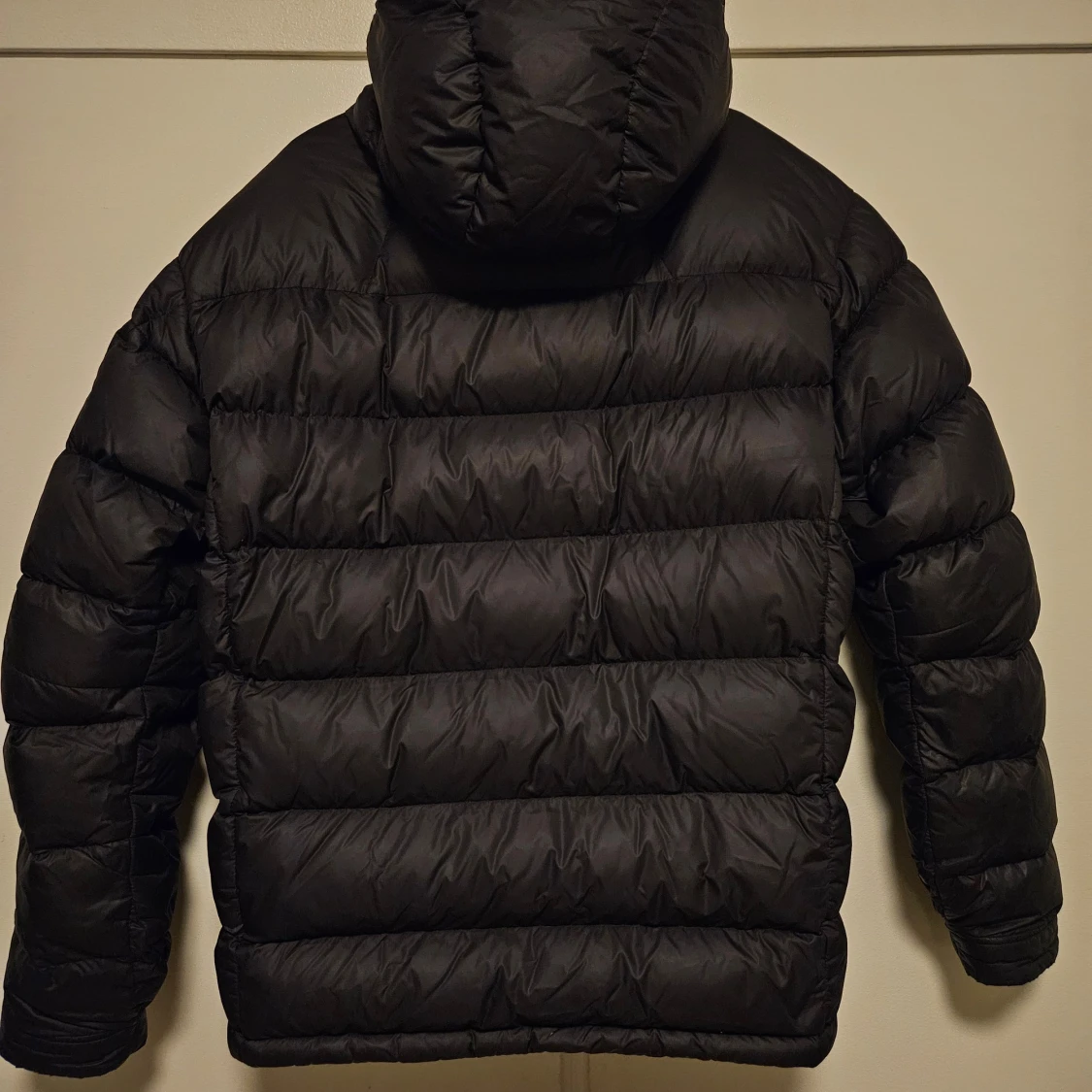 Svart dunjacka från Peak Performance - 90