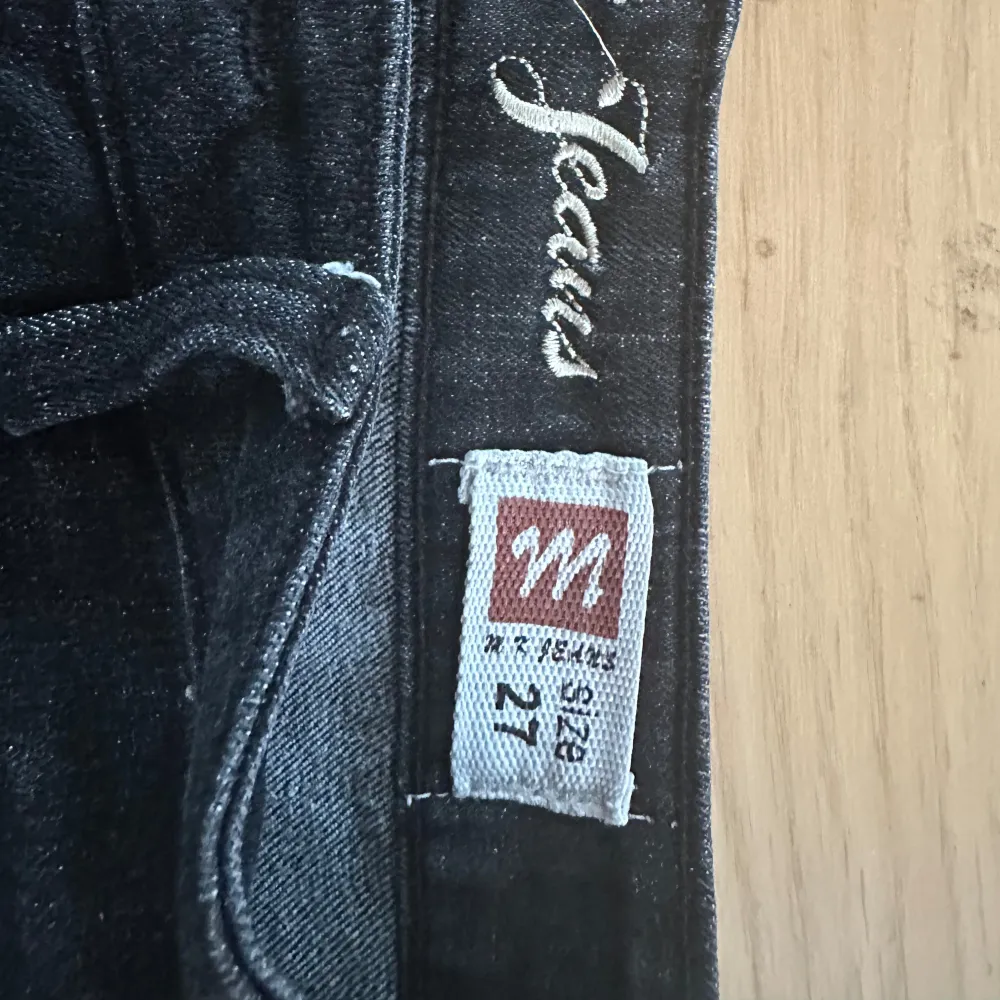 Snygga svarta jeans från Mik Collection i storlek 27. De har ett coolt broderat mönster på bakfickorna Jeansen har en bootcut passform.. Jeans & Byxor.