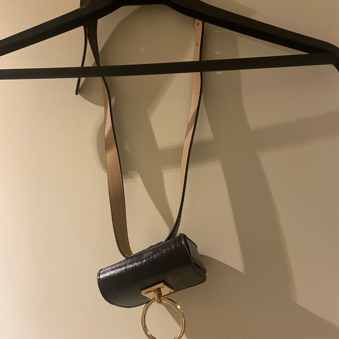 Svart skärp med gulddetalj