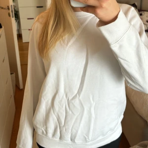 Vit sweatshirt i storlek S - Säljer en vit sweatshirt i storlek S från H&M som är något tunnare. Som man ser på bild 2 är den fortfarande mjuk på insidan och knappt använd. Perfekt för både höst och vår! Köparen står för frakten💕