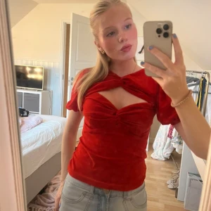 Röd fest topp❤️ - Jättesnygg röd topp från Gina som tyvärr inte kommer mig till användning❤️🤗