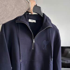 Ami Paris half zip  Mest legat i garderoben, använd fåtal gånger för cirka 2-3 år sedan. Aldrig tvättad så perfekt för att starta nytt liv hos någon annan. Tror jag har både kvitto och tags någonstans från NK. Om frågor tveka inte att skriva👏🏻  Allt gott!