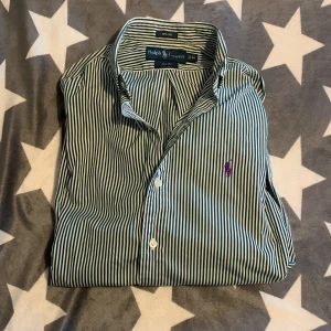 Ralph Lauren Skjorta - Snygg skjorta från Ralph Lauren! 10/10 skick, storlek M (slim fit). Hör av dig vid funderingar och fler bilder!🙌