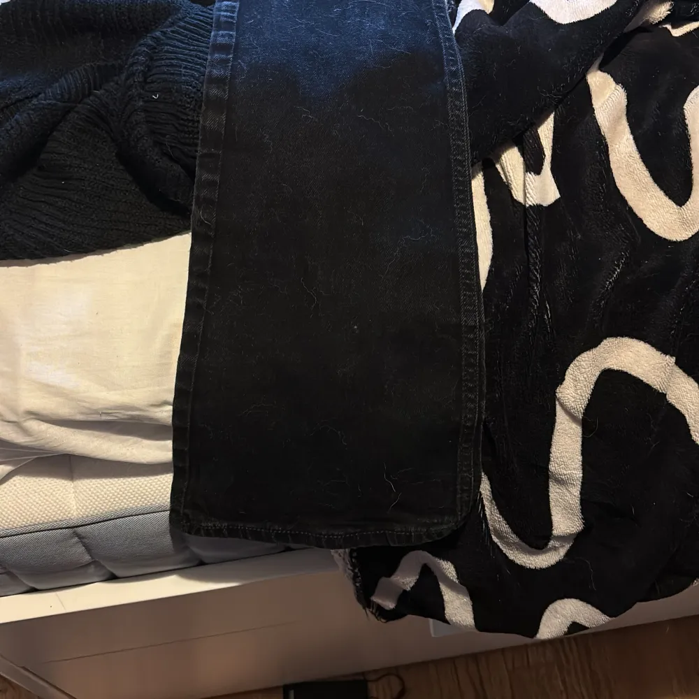 Säljer ett par svarta jeans från Junkyard i storlek L för de va för små för mig. De har en klassisk design med fem fickor och knappgylf. Perfekta för både vardag och fest!. Jeans & Byxor.