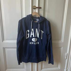 Säljer denna hoodie från GANT i storlek M.  Perfekt att ha som den är eller under en Overshirt. Nypris 1199 kr. 