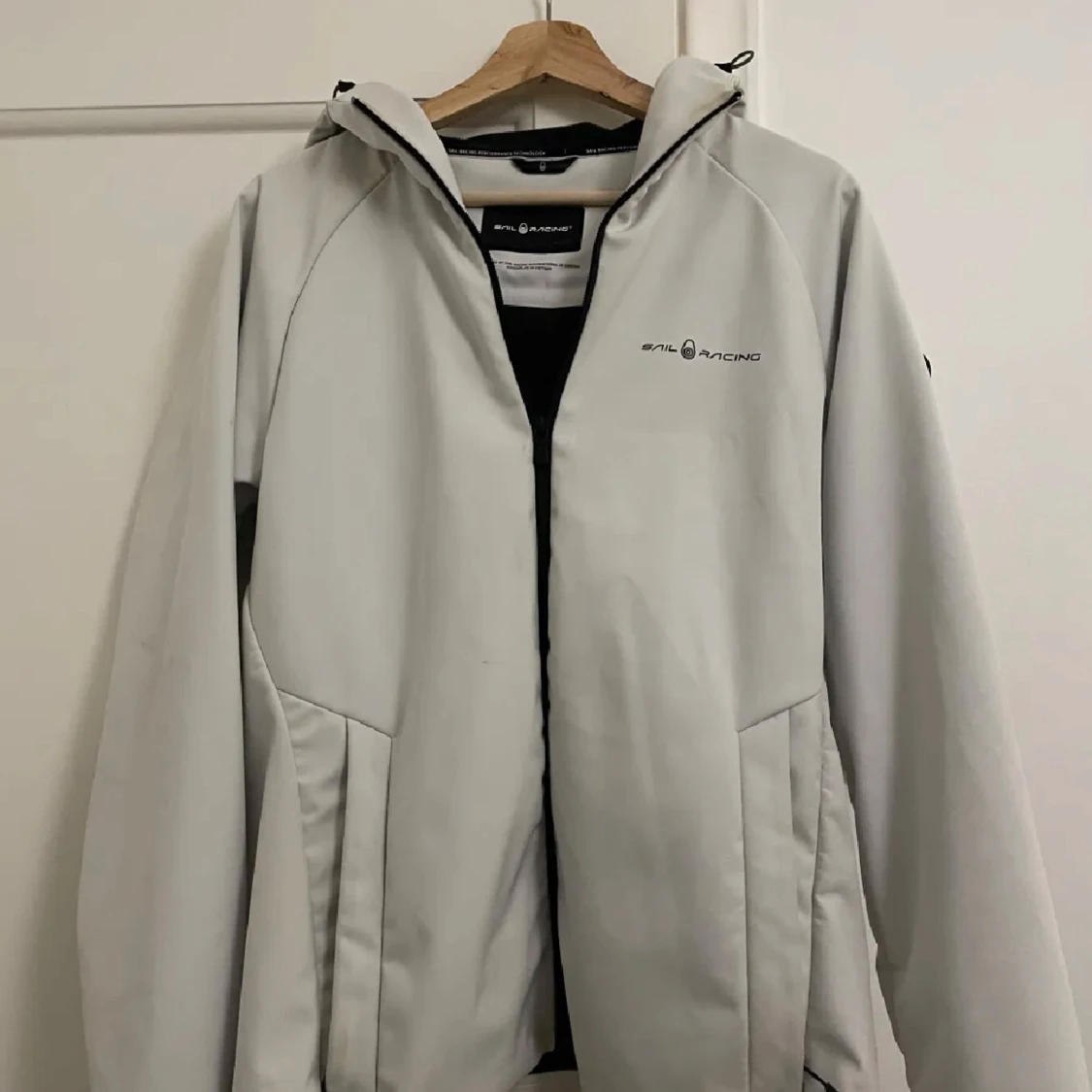 Vit jacka från Sail Racing