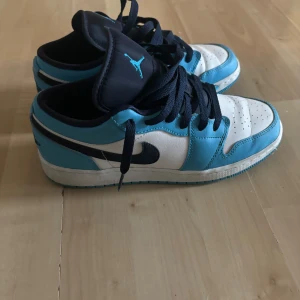Nike Air Jordans blå - Säljer ett par Nike Air Jordans i snygg blå och vit färgkombination. Skorna har en klassisk design med snörning och den ikoniska Jumpman-loggan på plösen. Perfekta för både vardag och sportiga tillfällen. De är i bra skick med små tecken på användning. Pris kan diskuteras 🤗tillhörande skokartong finns