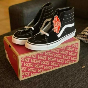 Svartvita Vans Sk8-Hi - Säljer ett par klassiska Vans Sk8-Hi i svart och vitt. De är helt nya och kommer i originalkartong. Skorna har den ikoniska vita sidostripen och en bekväm hög design med snörning. Perfekta för både vardag och skate!