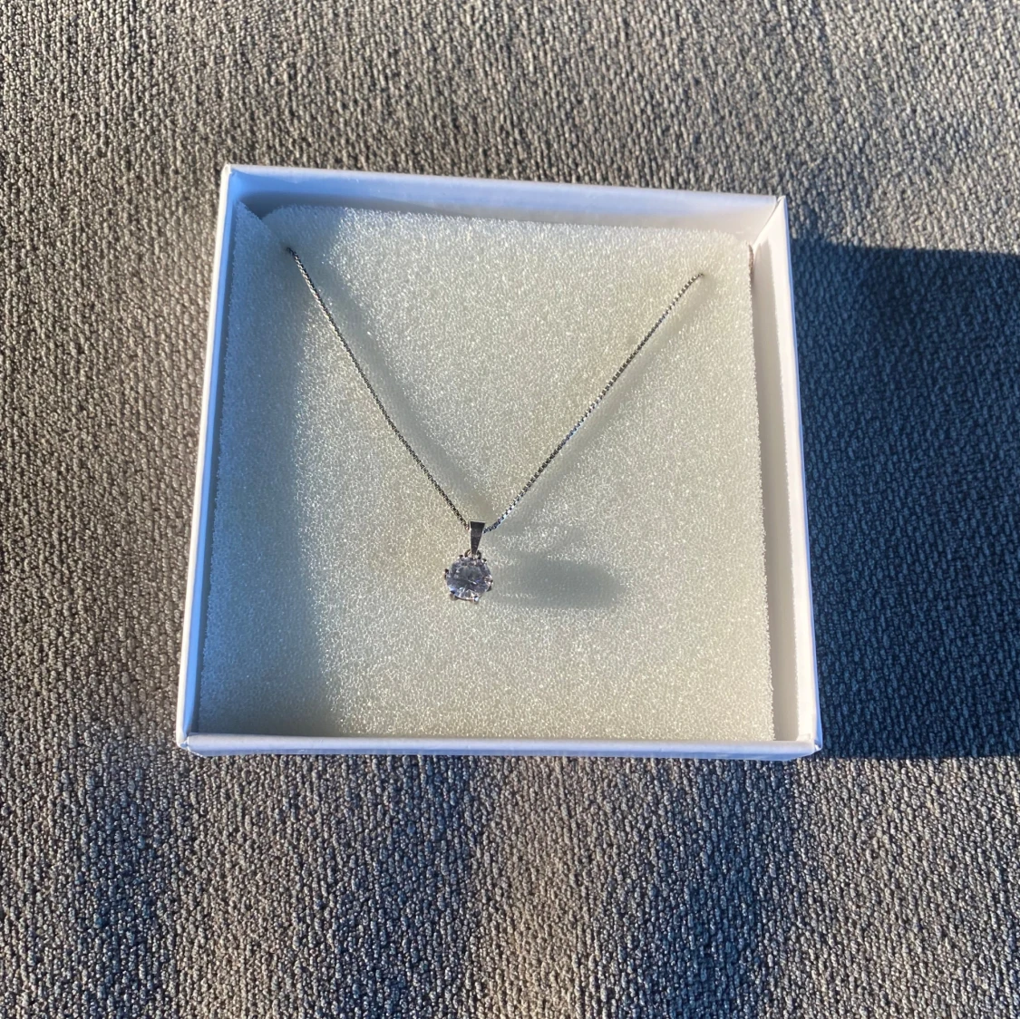 Silverhalsband med glittrig sten - 92