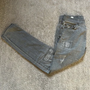 Grå Archive Collection jeans - Säljer ett par grå manchesterbyxor i välanvänt skick. Byxorna har en normal passform och är perfekta för höst och vinter. De har en klassisk design med fem fickor och knappar. Perfekta för en avslappnad stil!