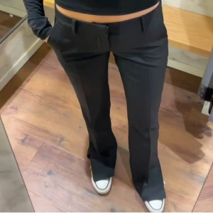 Svarta kostymbyxor - Säljer ett par snygga svarta lågmidiade kostymbyxor i storlek 34 petite från bikbok. Byxorna är i nytt skick, säljer då de inte kommer till användning. Nypris 499kr. ☺️💕                                             (Inte mina bilder)