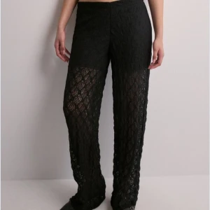 Svarta spetsbyxor - Snygga svarta byxor i spetsmaterial som ger en elegant och unik look. Perfekta för en fest eller en utekväll. De har en loose passform. Kombinera med en enkel topp för att låta byxorna stå i centrum. Dom är endast provade på. Ny pris är 550kr och prislappen sitter kvar.