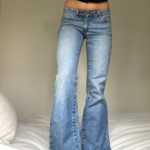 Lågmidjade jeans - Säljer dessa superfina lågmidjade jeansen från Abrand Jeans. Midjemått: 76cm. Innerbenslängd: 80cm. Ytterbenslängd: 102cm. 🩵🩵